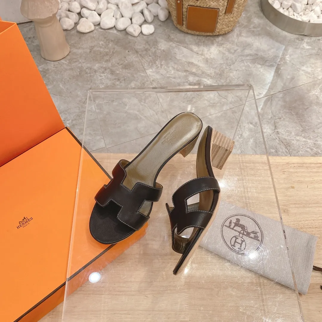 👟👟Ex-factory price 300👟👟 Genuine leather sole +40 🦄Hermès "Flat Cow Pattern" has added new color sandals, "Year-round Shipping" in classic colors... It is a must-have item in your wardrobe, and it is magically versatile in this summer! This model fully demonstrates the classic Hermès style "Flat Cow Pattern". Classic calfskin material ~ imported sheepskin. Lining 🐎Size: 34~42. Heel height ② type: low heel 1.5cm. Medium heel 4.5cm. Genuine leather sole +40 rubber sole.